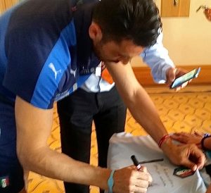 Gigi Buffon firma la maglia donata al Poliambulatorio Orice