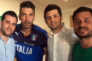 Gigi Buffon con la delegazione del Poliambulatorio Orice