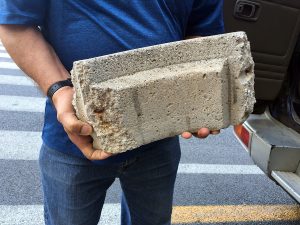 Il blocco di cemento che si è staccato dal portarifiuti a Capo Milazzo (FOTO ESCLUSIVA OGGI MILAZZO)